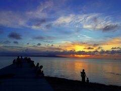 19時半夕暮れ西桟橋
沢山の思い出溢れるこの桟橋なんです

今日は
天の岡田君と話す
竹富で偶然あったかのように待ち合わせしよう
が病を治す目標だったよね
叶わなかった・・・
今日はこの夕陽で
思いっきり泣く・・・

そしたら
◯◯君らくないよ
もう泣かないでさ
◯◯らしく生きてよと
言ってる

近いうち行くから
今度は一緒に西桟橋の空から
見て飲もうよと言ったら
こっち来たばかりだから
まだ慣れてないし
来るのは全然早いよと笑

わかった
彼の分まで生きて行こう・・・
の西桟橋でした