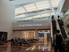 今回初めて第2ターミナルから国際線利用。第3ターミナルは京急から上がっていってすぐチェックインカウンターがあるイメージがあってその感覚でいたら、第2ターミナル何回かエスカレーター上がっていく必要があって電車降りてからチェックインカウンターまで10分ぐらいかかったかな？