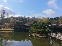 三の丸からは石段を下りて玄宮園へ。夜中のライトアップされた玄宮園も良かったですが、昼の玄宮園も見事でした。