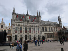 市庁舎の隣にある