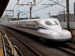 平日の昼下がり、三島駅にいます。

次の｢こだま｣号の発車までは 30分近くあり、通過列車の撮影などをしつつ暇つぶしを。。