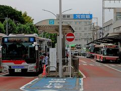 新横浜からは、市営地下鉄で あざみ野へ。ココでも駅前で、路線バスを観察。東急バスと小田急バスの並び。。