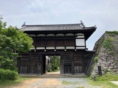 小諸駅を挟んで反対側には大手門が残されています。