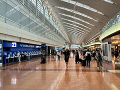 日曜日、朝9時少し前の羽田空港第2ターミナル
意外と空いていますね
