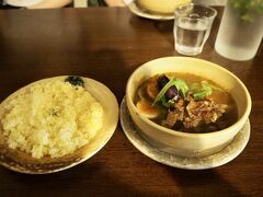 円山公園駅近くにある「スープカレー・マタレー」
（電話予約出来ました！）
私は牛すじスープカレー（1380円）を
前回（３年前）札幌旅で訪問した有名店GARAKUとは違った味わいでした
こちらのカレーはさらにあっさりして、出汁感が強いと思います