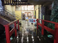 橋を渡って、と、エレベータ故障中のため、入り口変更。
１階の漫画休憩フロアの非常口から入る形に。
