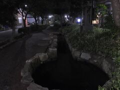 さて、水路に沿った遊歩道で海の方に。
