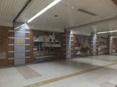 日本大通り駅へ。
通路に船の絵。
