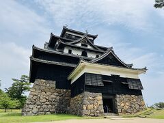 松江城天守は２０１５年に国宝に指定されました。

意外と最近なんですね。全国に１２城しか残っていない現存天守の1つです。