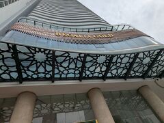 海岸から2ブロック入ったこちらのホテルが今宵の宿レガリアゴールドホテル。思っていたより大きい。