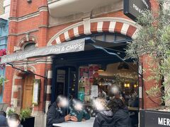 Pさんとはハロッズで分かれて、私はランチをしにやって来ました。

せっかくイギリスにいるのにフィッシュ＆チップスを食べていない...。

最後に美味しいフィッシュ＆チップスを食べたいな～、と思って探して見つけたのが「The Mayfair Chippy」

人気店という事でしたが、着いた時にはもうたくさんの人が並んでいました...。
タイミング悪く雨も降って来た(*_*)

そしたらテラス席が使えなくなってしまい、更に待ち時間が増えるという事態に...。

