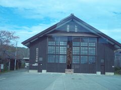 ついでに、高台にある千石船の展示館です。１８５８年に宿根木で建造された「幸光丸」を当時の設計図を基に復元したものが展示されています。
