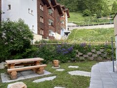 6月14日。今日の天気は青空も見え、日差しもあるけれど雲が多い。ホテルの部屋から昨日見えたマッターホルンの頭は見えません。