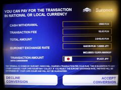 クラクフ・バリツェ国際空港に到着後、チェックインバゲッジが出て来るのを待つ間に現地通貨złoty(ズウォティ)をATMから引き出しておくことに。（実際の発音はズウォーテの方が近く、通貨コードはPLN）

ATMのEuronetが「このレートで日本円での支払額を確定しますか？」と最初に聞いてくるレートはいつも恐ろしく悪いので、当然却下！
表示されている《0.0220 PLN＝1.0000 JPY》という数値を見ても、1ズウォティがいくらなのか全然わからないので、取り敢えずATM画面の写真を撮っておきました。

8000円分くらいの現金があれば十分と思い、1ズウォティは約40円なので《8000÷40=2000》と狂った脳ミソが計算し、2000ズウォティを引き出した私…。
日中散々歩き回り、夜ホテルでカメラ画像を確認している時にATM画面(写真)の《91,422 JPY》を目にして「えっ？」と思い、200でいいのに2000ズウォティ引き出していたことに初めて気づいたのでした(;・∀・)

クレカのレートを選択していたので実際の請求額は利息分も含めて81,652円でしたが、ユーロネットが最初に提示するレートを受け入れてたら1万円近く損するところでした。

ATMからズウォティを引き出した時、一応人目を忍んで確認したら100ズウォティ札×18枚、20ズウォティ札×10枚でトータル28枚ものヨレヨレのお札が出て来て厚みが1センチ近くあったので無理矢理お財布にねじ込み、これで8000円分だと信じて疑わなかった私の頭は大丈夫かっ？！

しかもお札の一枚は真っ二つに千切れてて、ありえなーい！　銀行で交換してもらわないとダメかしらと思いつつ両替窓口のおねえさんに聞いてみると、「大丈夫よ～」と言ってセロテープで貼ってくれました(*'ω'*)
本当に使えるのかと疑い、小銭を作るために空港の売店で買い物した時に出してみると、不思議そ～に見てたけど受け取ってもらえました。