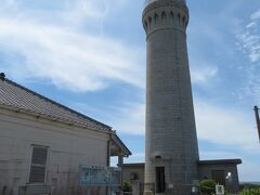角島灯台は明治9年に初点灯した日本海側初の総御影石造りの洋式灯台。
今でも現役で毎日点灯。