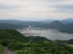 レンタカーを借りて寄港地観光を開始したのが午後4時半。
暗くなる前に先ずは近畿100景第1位に選出されたという景観を観るために五老スカイタワー展望室を訪れました。
＜五老スカイタワー＞
五老岳標高：301m
展望タワー高さ：50m
展望室海抜：325m