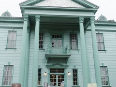 公園内にある旧北海道庁函館支庁庁舎。明治42年の建造です。中はJolly Jellyfish元町公園店というレストランになっていました。ビーフステーキピラフが有名みたいです。