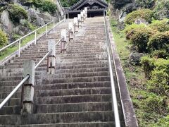 (たぶん)最後の急な石段！
まわりには天狗？カラス天狗かな？たくさんの石像があって、ちょっと怖い感じ。
鳥居があったし、神社なんですよね。
神様は、天狗？
そわそわして、場違いな感じがして、さっと退散しました。