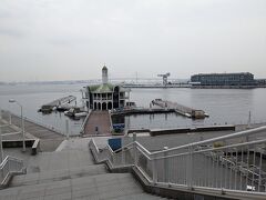 曇り空の朝を迎えました
ぷかりさん橋のピア21の営業も再開していました。
夜のクルーズ船もでていました。

以前のサービスが戻りつつあります。