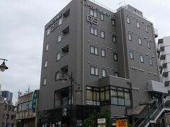名古屋市内のホテルはずいぶん高くなりました。
コロナの時に比べて２倍くらいの感覚。
そこで名古屋から電車で２０分の刈谷のこのホテルに泊まりました。

カプセルホテルのような簡素なホテルでしたが、リーズナブルなホテルでした。