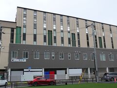 知立駅は高架、建て替え工事中でした。
そのためまるで駅は迷路のような複雑な駅になっていました。
完成すれば要衝駅にふさわしい駅になるのでしょう。