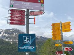 残念！きょうはマッターホルンは雲に隠れています。他は晴れているんだけどなぁ。スイスは標識が整備されているのでハイキングも安心です。
標識にもありますが、この道は自転車も通るので注意します。