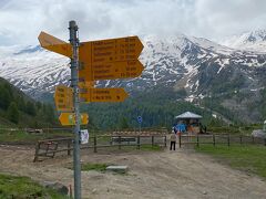 10:30　フィンデルン方面に向かってハイキングスタート。まずは、昨日行ったライゼーの周りをまわっておりていきます。
