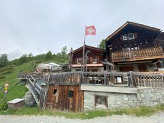 レストラン「Findlerhof」。ここのテラス席からの景色は素晴らしいとか。今はオフシーズンでバイクのお兄さんがふたり。