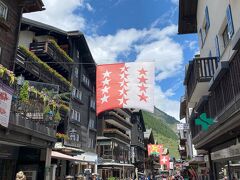 12:50　ツエルマットに到着です。シニアが写真を撮りながらゆっくり歩いて7㎞、２時間20分のハイキングでした。
きれいなお花畑の景色に感激。マッターホルンだけが・・・