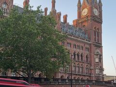 ここは、キングス・クロス駅の隣のキングス・クロス・セント・パンクラス駅。この駅が、ハリーポッターの映画には登場する。カッコいいよね。ただの駅とは思えない。ハリーポッターの聖地巡礼もしたので、とりあえず、ホテルに向かう。この駅からだと近いのでタクシーに乗ることにした。イギリスは、夜になっても明るい！この写真を撮影したのがすでに、20：30過ぎ。夕方と勘違いしてしまいそう。