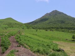 大分空港に到着して最初に向かったのは、由布岳正面登山口。
少し前偶然ラジオを聞いていて、ここの緑の草原の景色がすばらしいと言っていたので、もう山には登れない体になってしまったけれど、入口なら行けるかもと思って来てみました。