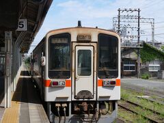 名松線は松阪駅からスタートします。
朝の松阪方面行の列車だけは通学生で混雑するからか２両編成。
あとの列車はすべて１両だけです。
