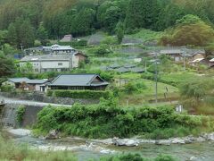 名松線は雲出川にほぼ沿って走っています。
むかしから木材の運搬で雲出川の海運が盛んだったので、鉄道もそのルートで建設されたのでしょう。
家城駅を過ぎると川も清流となり、美しい車窓です。
トロッコ列車でも走らせるといいかもしれません。