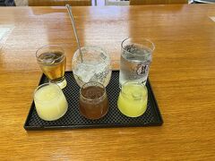 石垣公設市場でお昼をいただきます。
あ…駆けつけ一杯…じゃなくて4杯！
しかも濃いお酒（汗）
おいしかった…