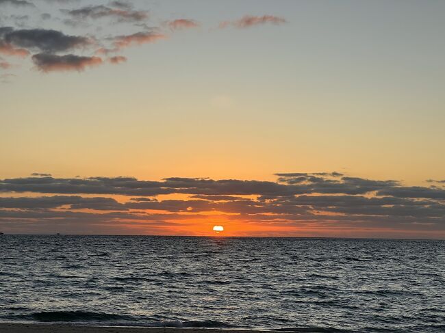 朝日を浴びながら、みなさんとビーチストレッチ<br />今朝の天気は上々！<br />今日こそシュノーケル！