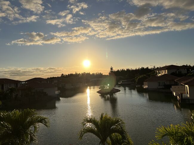 部屋に帰ってきて水着に着替えます。<br />早朝のシュノーケルを予約してあるので…って、ホテルから確認の電話が来ていないことが気になり、フロントに一応確認すると「午後のツアーですよね？」と…<br />いやいや、午後に変更したのは前日のツアー。悪天候だから午前便が欠航になったから午後便に変更したのであって、今日のツアーはそのまま午前のままのはず…<br />そう伝えると、後ろの部屋に行って何やらごにょごにょ。<br />数分後「はい、承知しました。午前の便で承っております！」と。<br />ええええー！<br />