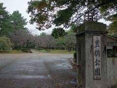 となりは豊橋公園。昔の吉田城の跡。
東海道でも屈指の大きな城だったそう。
