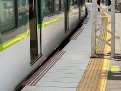 大阪から京阪電車で宇治の黄檗駅へ。
京橋からだと中書島で乗り換えて45分くらいです。

電車とホームの間の隙間が広くて、降りるときちょっと怖かった。