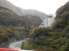 駅を出て橋を渡る。
遠くには宇奈月の温泉街。