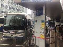 八重洲口始発のバスで成田へ向かいます。
ICカード対応でスムーズ。
乗車から快適です。
