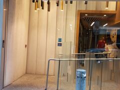 翌日、マカオに行くので、空港から近いホテルを予約しました。