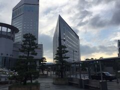 高松市駅前のクレメントイン高松にチェックイン。
一階にコンビニと飲食店が入っています。
JR、フェリー、琴電がすぐ近く、観光に便利なロケーションでした。