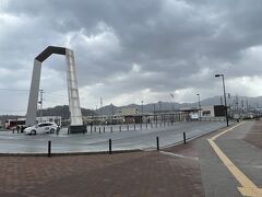 天童南駅。天童は将棋の駒作りで有名だからか、駅前にはこんなオブジェがありました。少し歩いてニコニコレンタカーで車借りました。