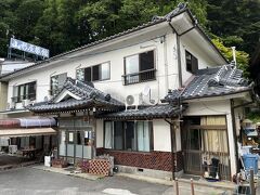 15時20分頃に駅前にお宿の若旦那が運転される車が到着し乗車、約15分程かけて湯岐温泉にある『山形屋旅館』さんに着きました。

じゃらんで予約したプランは『【厳選常陸牛プラン】足元直下の源泉と厳選常陸牛で、心も体も胃袋も・・・！！もう一つの実家山形屋へ』で、一人泊の基本料金は15,400円（入湯税別）でした。