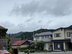 朝食を頂いた後はチェックアウトまで客室でゆったりしていました。

10時にチェックアウトの手続きを済ませて、磐城塙駅までお宿の車で送って頂きました。

帰りの車を運転されたのはお宿のご主人、若旦那のお父様でした。

車中でお宿のことや湯岐温泉、地元塙町のことを色々伺うことができました。

お宿の皆さん、大変お世話になりました。

10時15分過ぎに駅に着いた時は、ありがたいことに雨が止んでいました。