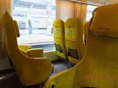 途中の『飯能駅』からはスイッチバックで進行方向が逆になり、先頭車両が逆になります。
そのため、イスを手動で反転させます。