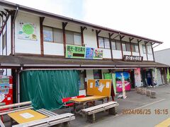駅前には観光案内所も・・・