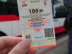 ヴァーツラフ・ハヴェル・プラハ国際空港に到着。
１９年前はルズィニエ国際空港という名で、改名したようです。

空港からプラハ本駅まで、エアポート・エクスプレスに乗車。
車両は路線バスタイプですが、ノンストップで４０分ほど。
乗車時に支払うこともできますが、私は空港のバスインフォメーションで切符を購入しました。