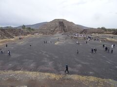 メキシコシティ北東約50キロの地点にある、巨大な宗教都市遺跡です。
天気は良くないけどポツポツと人がいます。
遺跡の真ん中を通る全長４kmの道が死者の道です。
奥に見えるのが月のピラミッド