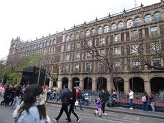 ターミナルノルテから2回乗り換えて、メトロ駅ソカロまで来ました。